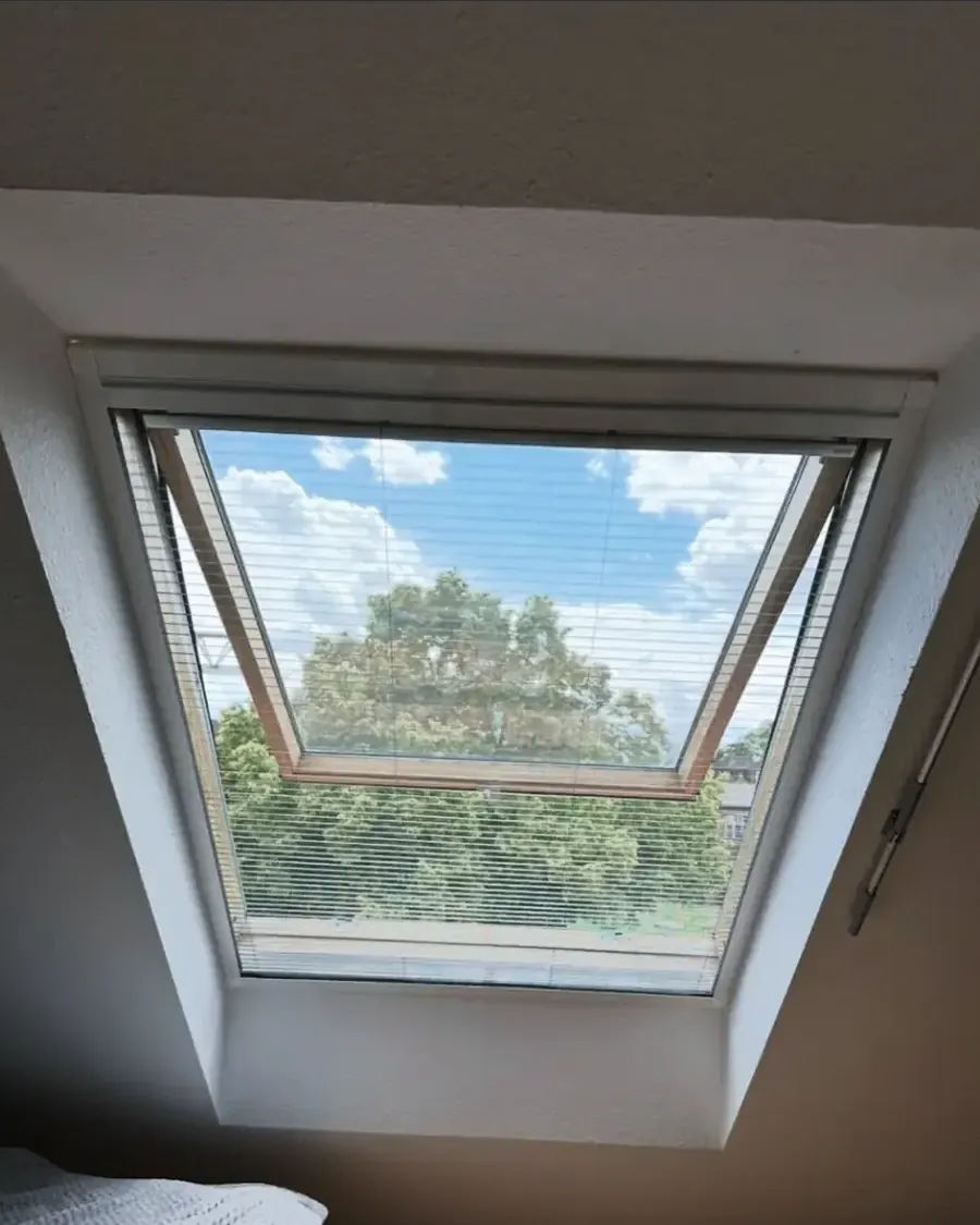 Insektenschutzrollo an einem Dachfenster