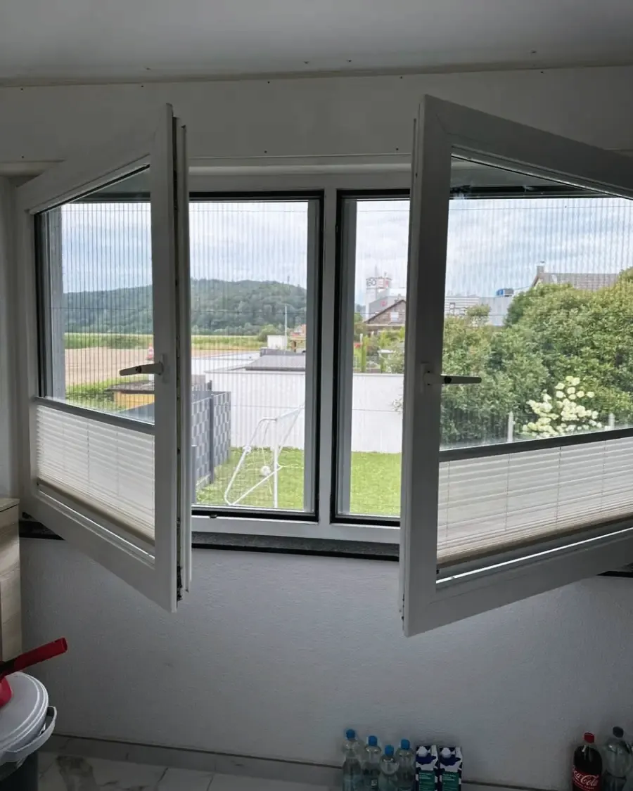 Insektenschutz an einer Fensterreihe mit Blick ins Grüne