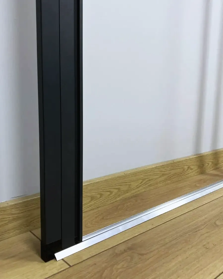 Detail: flache Bodenschiene einer Plisseetür