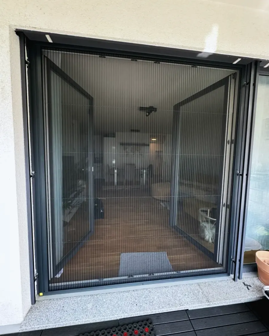Zweiflügelige Insektenschutz-Anlage an einer bodentiefen Fensterfront