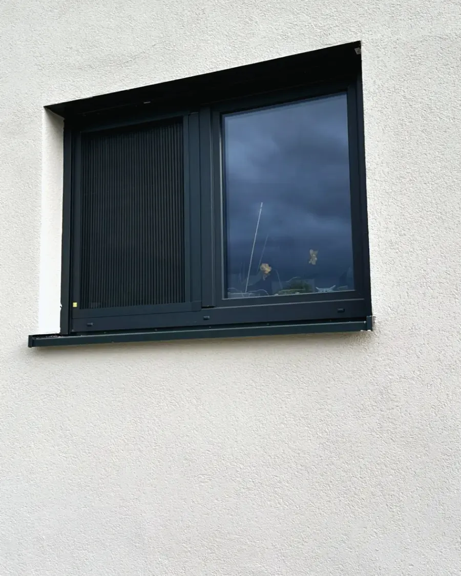 Spannrahmen an einem anthrazitfarbenen Fenster