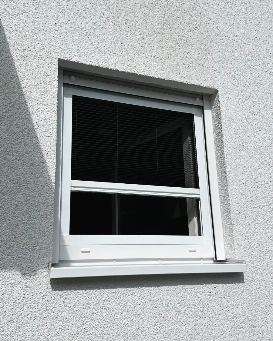 Weißer Spannrahmen an einem Sprossenfenster